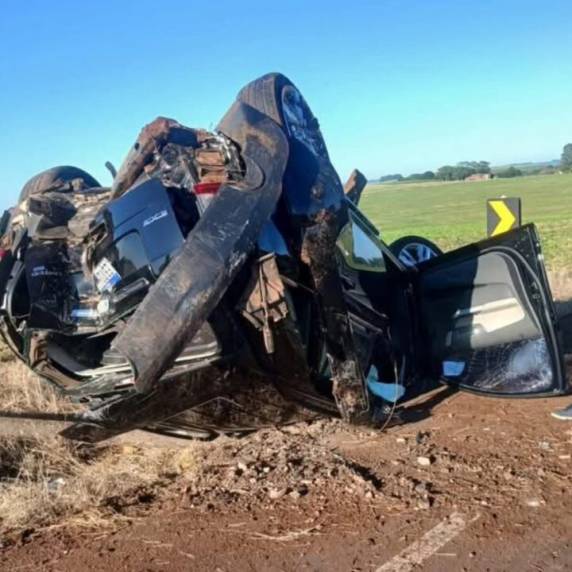 Veículo ficou completamente destruído, mas condutor saiu ileso e deixou o local antes da chegada do socorro