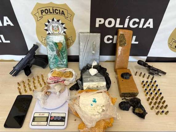 A mulher de 55 anos, residente no local foi autuada em flagrante pelo crime de tráfico de drogas e posse de arma de fogo de calibre restrito com numeração raspada.