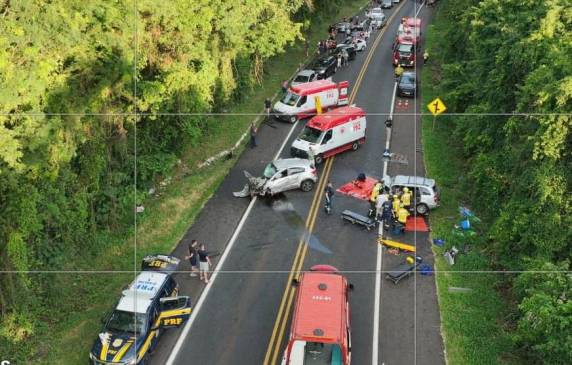 Fluxo da rodovia foi interrompido em ambos os sentidos, sem previsão de liberação.