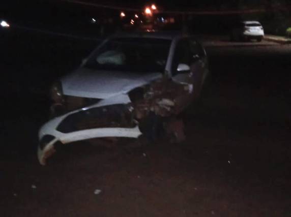 O acidente ocorreu próximo ao trevo de acesso a cidade na noite desta quarta-feira