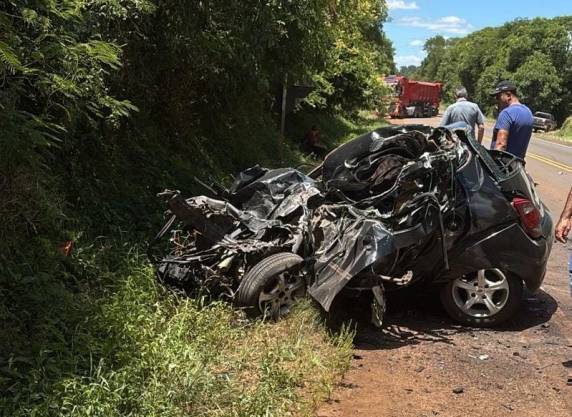 O condutor de Um Ford KA morreu no local