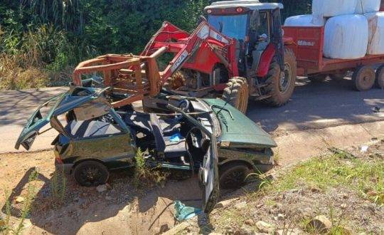 Concha do trator arrancou parte da lataria do Fiat Uno