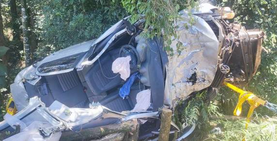 Mulher de 45 anos estava no banco da frente e morreu ainda no local.