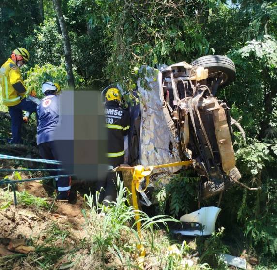Mulher de 45 anos estava no banco da frente e morreu ainda no local.