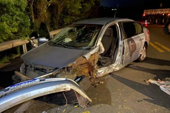 Colisão frontal entre dois veículos aconteceu por volta das 4h10min deste domingo (29)