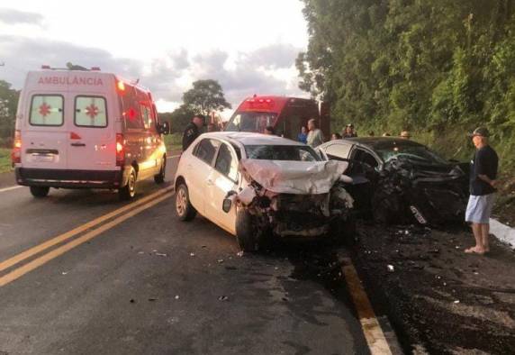 Foi uma colisão frontal entre um veículo Gol, de cor branca, de Mato Castelhano e um Prisma de cor chumbo, com placas de Camboriú.