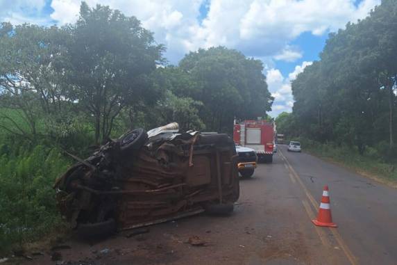 Colisão frontal aconteceu por volta das 14h20min desta segunda-feira. Entre as vítimas estão três adultos e uma criança