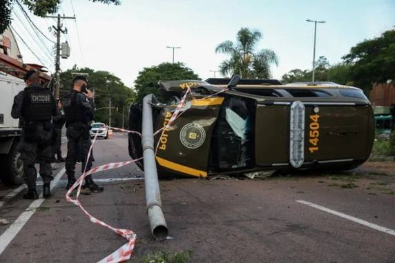 Quatro policias conduziam um preso à delegacia quando ocorreu o acidente. Ninguém ficou ferido