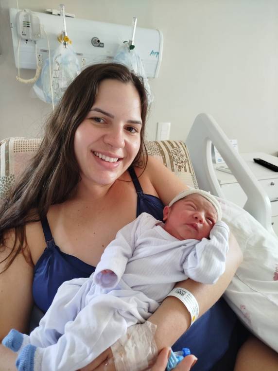 O parto foi realizado pelo obstetra Dr. Leonardo Alves, com acompanhamento do pediatra Alonso Acevedo e da enfermeira Isabel Spies, além da equipe de profissionais da Maternidade.