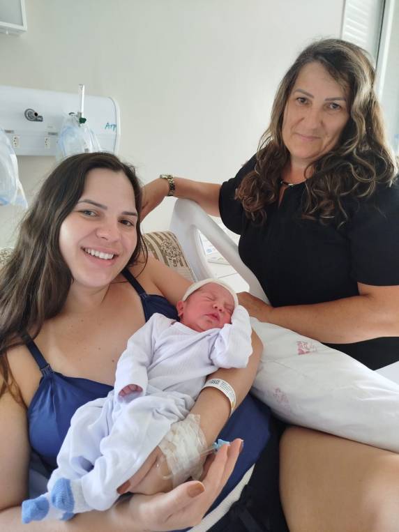 O parto foi realizado pelo obstetra Dr. Leonardo Alves, com acompanhamento do pediatra Alonso Acevedo e da enfermeira Isabel Spies, além da equipe de profissionais da Maternidade.