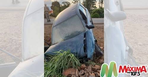 A colisão envolveu um veículo Corsa, ocupado por quatro pessoas: duas mulheres, uma criança e o condutor.