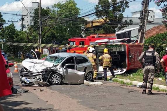 Dois ocupantes do veículo foram presos, sendo dois jovens de 18 e 26 anos. Um adolescente também foi apreendido