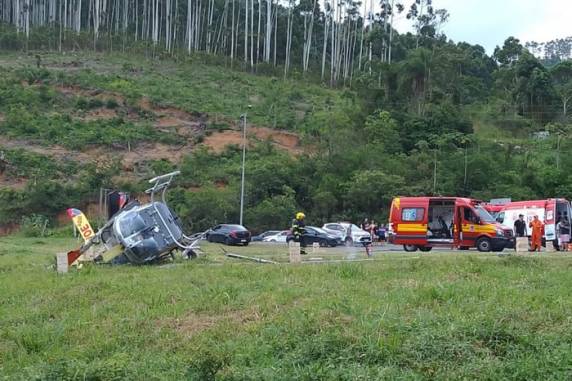 Aeronave caiu durante tentativa de voo. Equipes de resgate atuaram para gerenciar riscos de vazamento de combustível