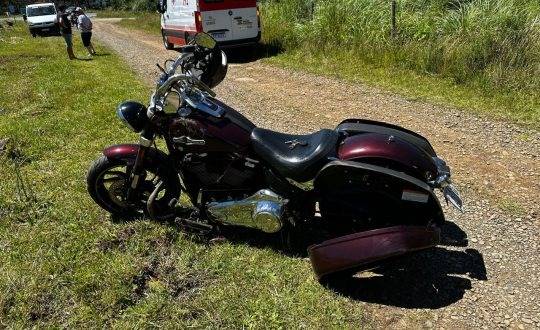 Moto saiu da pista e bateu contra pedra em uma curva
