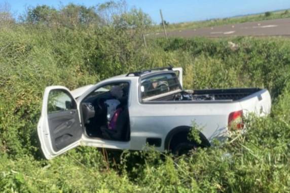 Menino chegou a ser resgatado com vida e levado ao hospital, mas não resistiu. Motorista não tinha CNH e colidiu contra um barranco às margens da rodovia, em Boa Vista do Incra