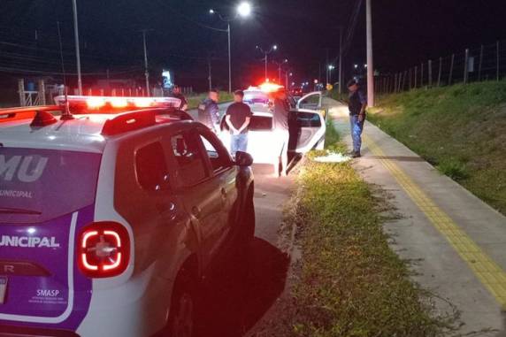 Vítima foi identificada como Paula Wienandts Lino, de 27 anos. O motorista do automóvel, um Renault Clio, fugiu do local, mas foi preso em flagrante