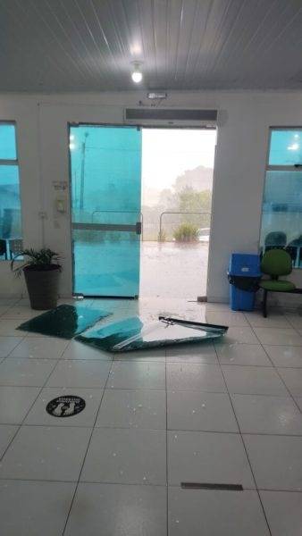 O prefeito, Rômulo Teixeira Carvalho, disse que foram alguns minutos de ventania e granizo