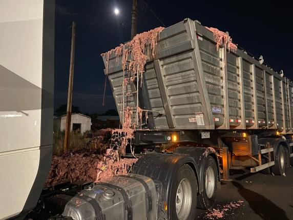 incidente aconteceu logo após o grave acidente entre um Volkswagen Polo dourado e uma Yamaha YBR vermelha, registrado no mesmo local.