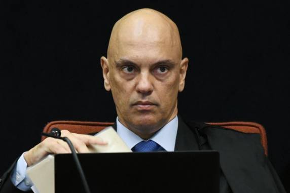 De acordo com o ministro do STF,  há necessidade de complementação probatória, já que o ex-presidente mostrou apenas um e-mail enviado para o deputado Eduardo Bolsonaro (PL-SP) ao solicitar a liberação para ir aos Estados Unidos