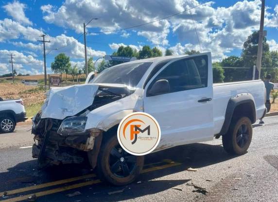 Uma clisão transversal envolveu duas caminhonetes