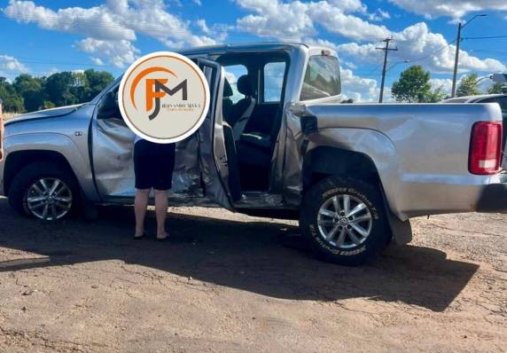 Uma clisão transversal envolveu duas caminhonetes