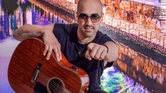 O volcalista vai estreiar na banda no mês de fevereiro, e fará dupla com Paulinho Dill quando ele retornar