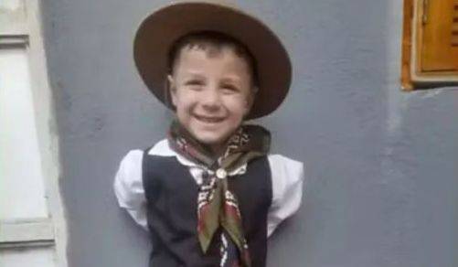 Como resultado do impacto, uma criança foi ejetada do veículo Gol.