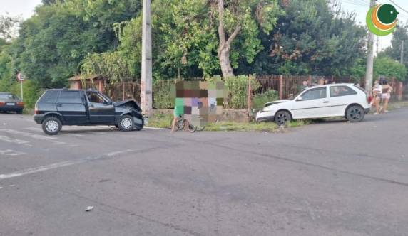 Como resultado do impacto, uma criança foi ejetada do veículo Gol.