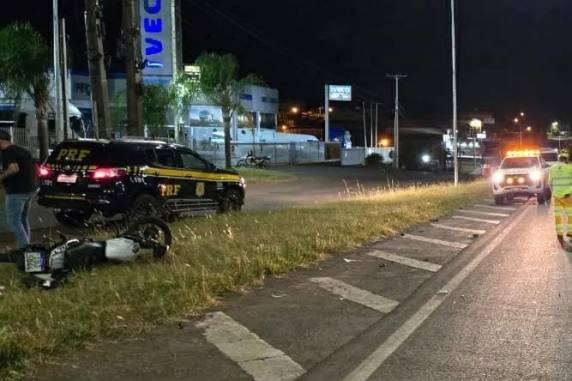 Conforme levantamentos dos agentes, o motorista de uma Caravan, com placas de Lajeado, transitava pela contramão da rodovia no sentido interior x capital