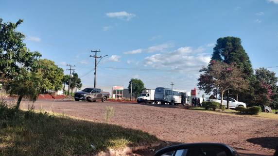 O acidente foi entre uma caminhonete, um micro-ônibus e um utilitário