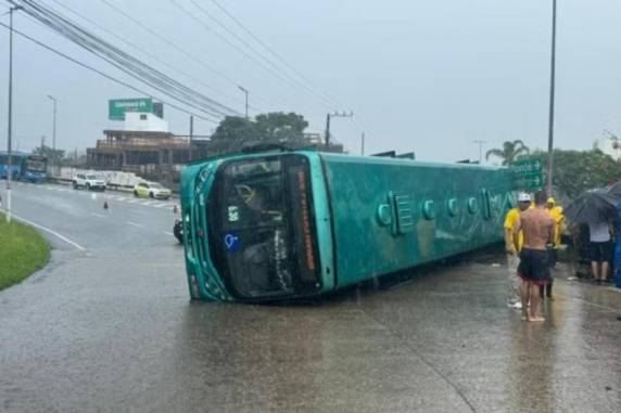 Conforme a Defesa Civil municipal, foram registradas 60 ocorrências, desabamentos de residências e alagamentos. Prefeito pede para que a população permaneça em casa