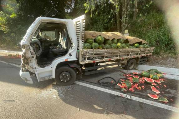 Acidente ocorreu na manhã desta quinta-feira, na altura do km 7 da rodovia; uma faixa no sentido Serra-Capital foi bloqueada