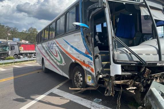 A colisão ocorreu na tarde de quinta-feira nas proximidades do Posto do Avião. O caminhoneiro teve ferimentos leves