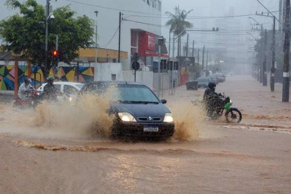 Cerca de 2,5 mil pessoas precisaram deixar as próprias casas ? 1.039 moradores estão em abrigos e outras 1.520 pessoas estão na residência de parentes ou amigos. A chuva deve persistir ao longo do fim de semana