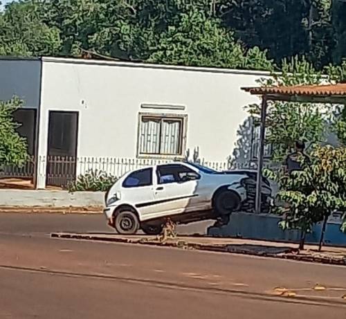 No momento da colisão, havia alguns frequentadores no local, mas ninguém ficou ferido