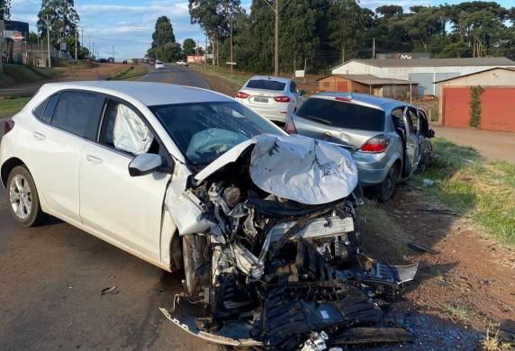 O sinistro ocorreu por volta das 17h30, quando um Ônix colidiu na traseira de um Vectra GT.