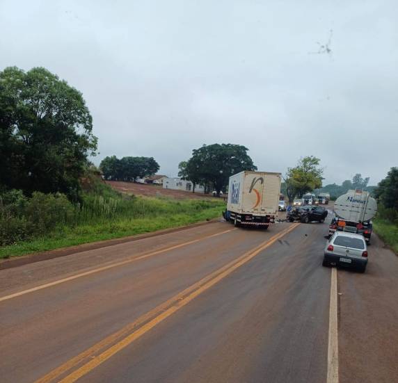 O trânsito chegou a fica interrompido na localidade de Esquina Boa Vista