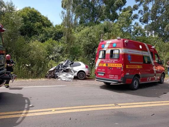 Outras duas pessoas que estavam no carro foram socorridas e encaminhadas para atendimento hospitalar
