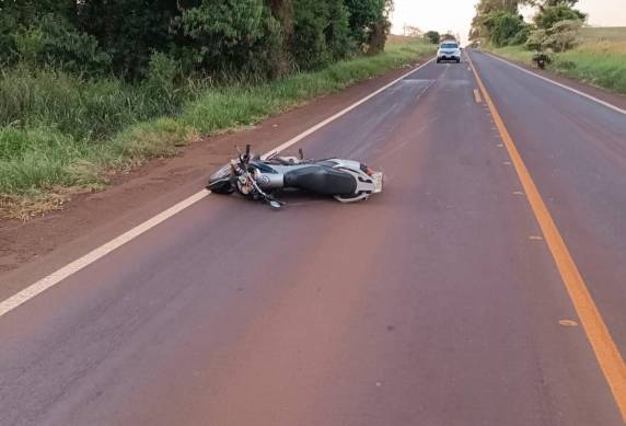 Ficaram feridos um casal que se locomovia na moto e um homem de 58 anos, que tentou atravessar a rodovia