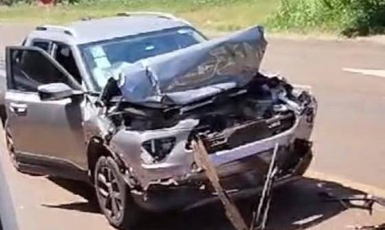 Uma colisão traseira envolveu duas caminhonetes, e um terceiro veículo que estaria envolvido, o motorista não parou no local