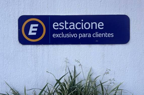 Contran proíbe a possibilidade de destinar parte da via para estacionamento privativo de veículos que não sejam autorizados por lei, como táxis e ambulâncias