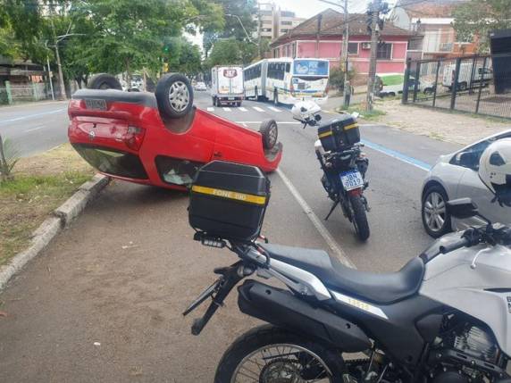 Veículo passou pelo canteiro central da via e foi parar no sentido contrário. Condutor do automóvel sofreu escoriações e foi conduzido ao Hospital de Pronto Socorro da Capital