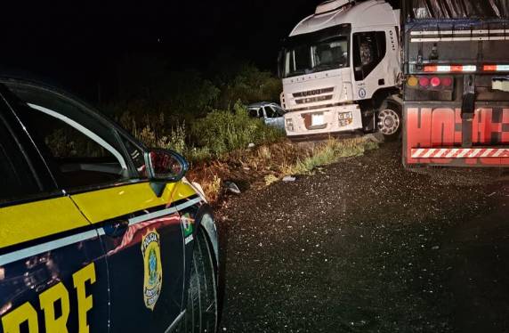 O acidente envolveu um automóvel e uma carreta em uma colisão frontal