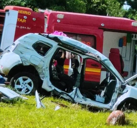 Caminhão e automóvel colidiram no trevod e entroncamento da RS-344 com a RS-472