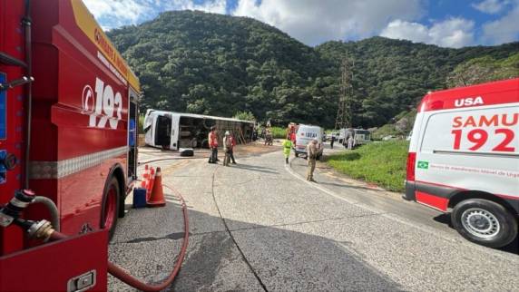 Cerca de 47 pessoas estavam no veículo, segundo o helicóptero Arcanjo dos bombeiros