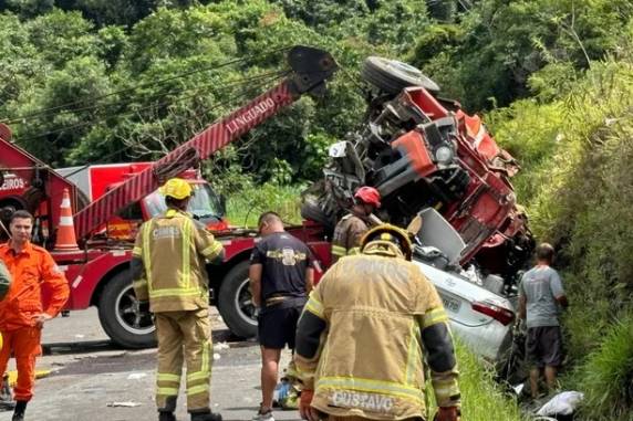 Três ocupantes de um Corola com placas de Caxias do Sul, entre elas uma criança, morreram ao colidir com um veículo do Corpo de Bombeiros. Dois militares também estão entre as vítimas da colisão ocorrida na manhã deste domingo (26).