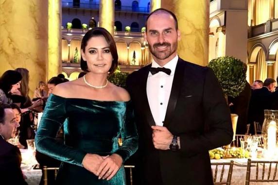 Em depoimento, ex-ajudante de ordens de Jair Bolsonaro teria afirmado que mulher e filho do ex-presidente defendiam uso de 