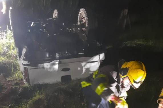 Motorista de 38 anos teria perdido controle do veículo e saiu da pista por volta das 22h15min do domingo (26)