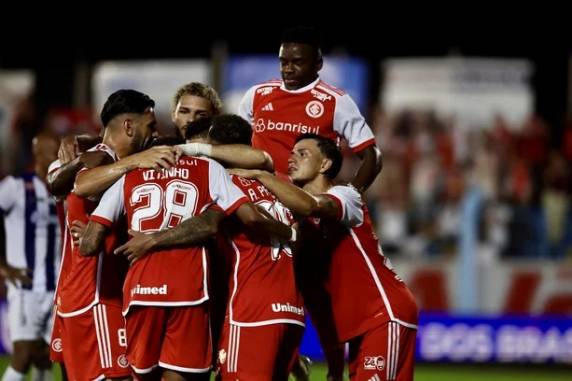 Colorado, que atuou com um a mais desde a primeira etapa, marcou com Alan Patrick e Carbonero. Resultado mantém time de Roger na liderança do Grupo B, com sete pontos