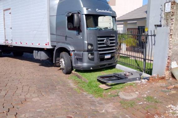 Caso foi por volta das 9h desta terça-feira (28), quando veículo perdeu o freio